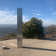 Imagen para el artículo titulado Aparece un tercer monolito en una montaña de California